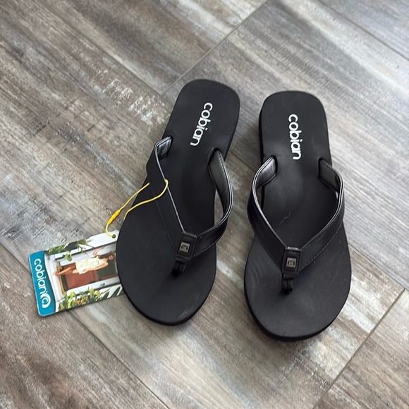 Cobian Skinny Bounce Black Flip Flops NWT size 8 - Picture 2 of 6
